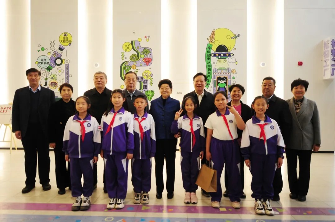 中国关工委主任顾秀莲考察天津佳沃世界 鼓励青少年从小树立“劳动最光荣”的价值观